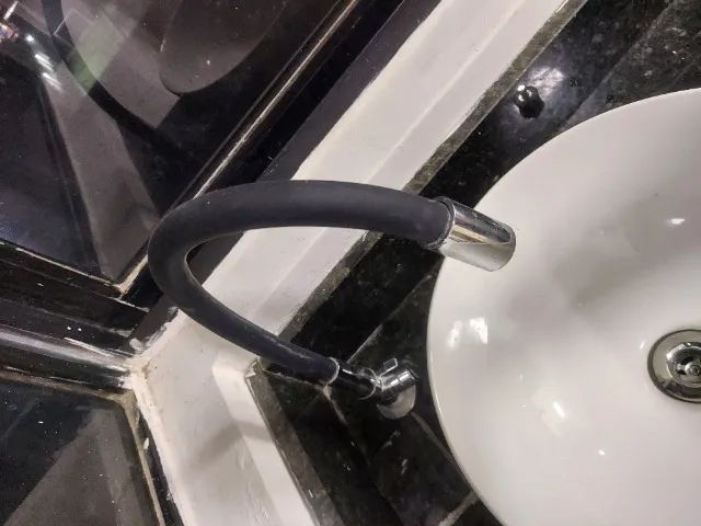 Balcão com duas cubas e torneira maleável 