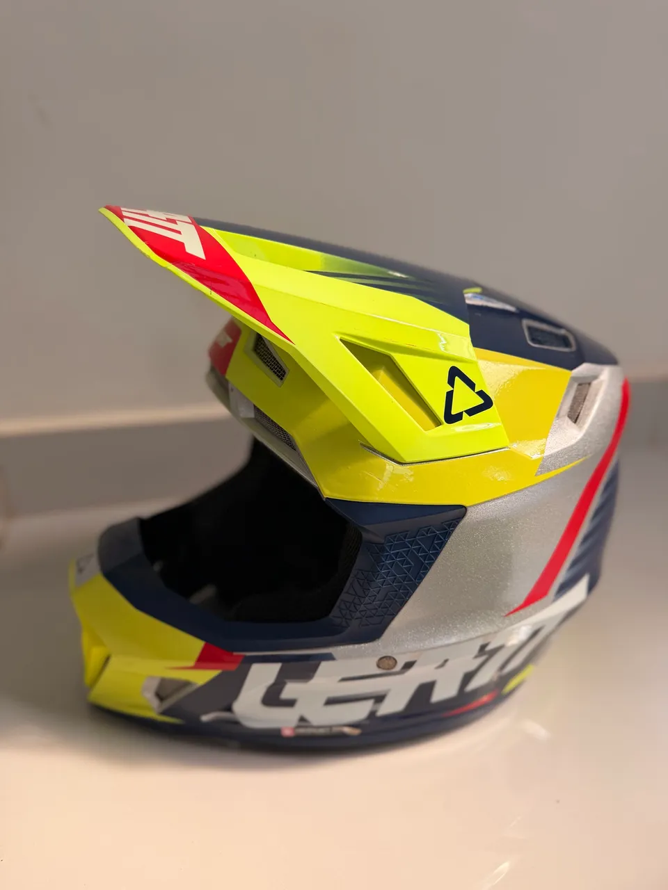 Capacete na imagem é um Bell MX-9 MIPS - Esportes Sobre Rodas