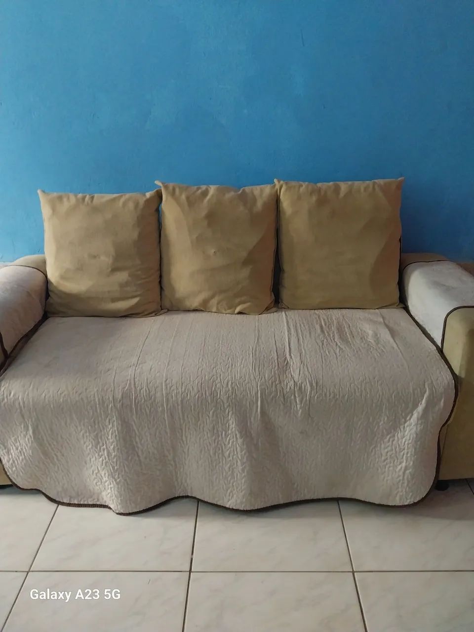 Sofá 3 lugares com almofadas 64962181688193122