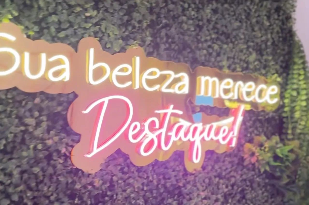 Placa de neon com frase  - Foto 2