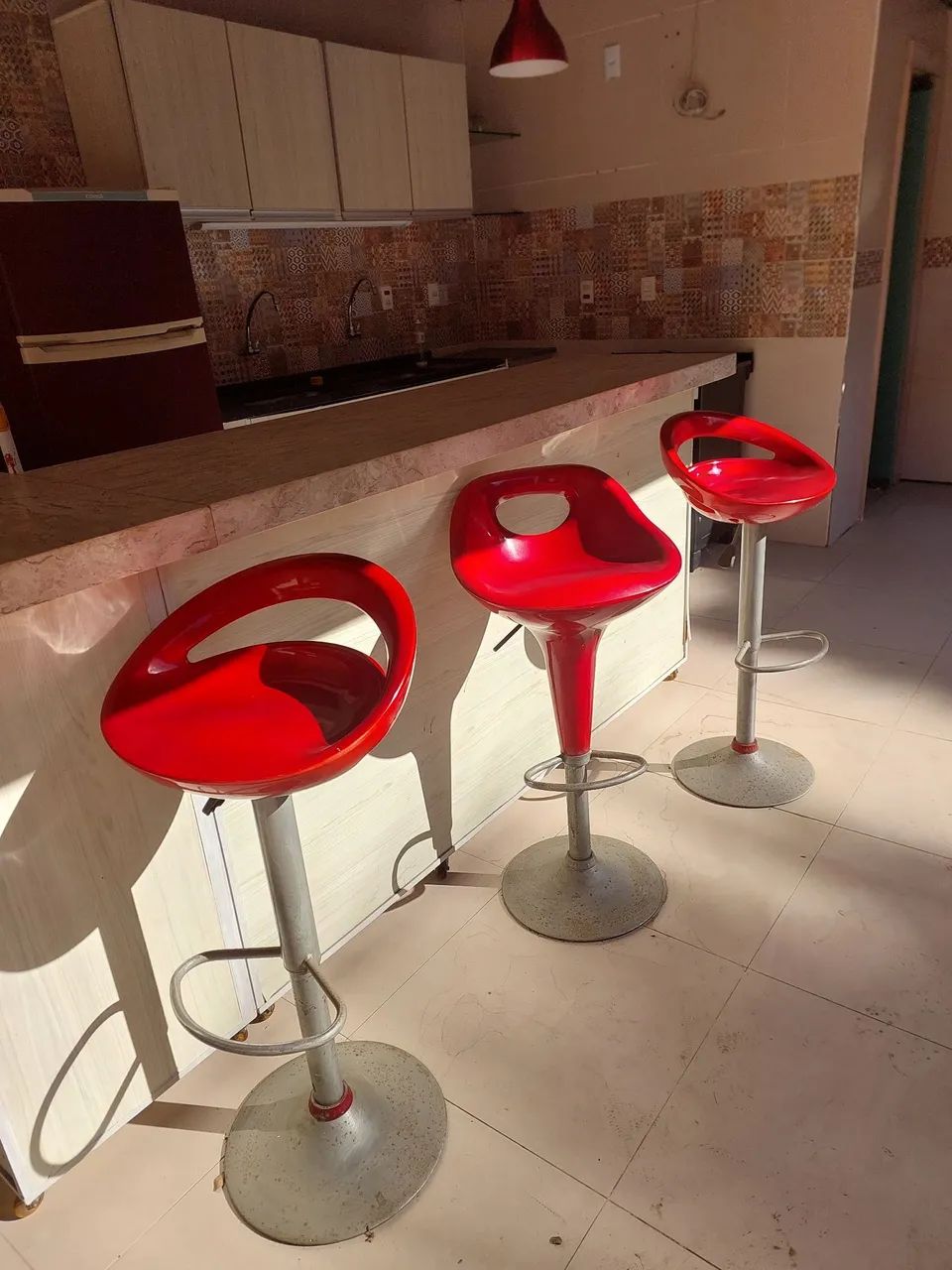 3 Banquetas altas vermelhas (retirada no local) - Foto 2