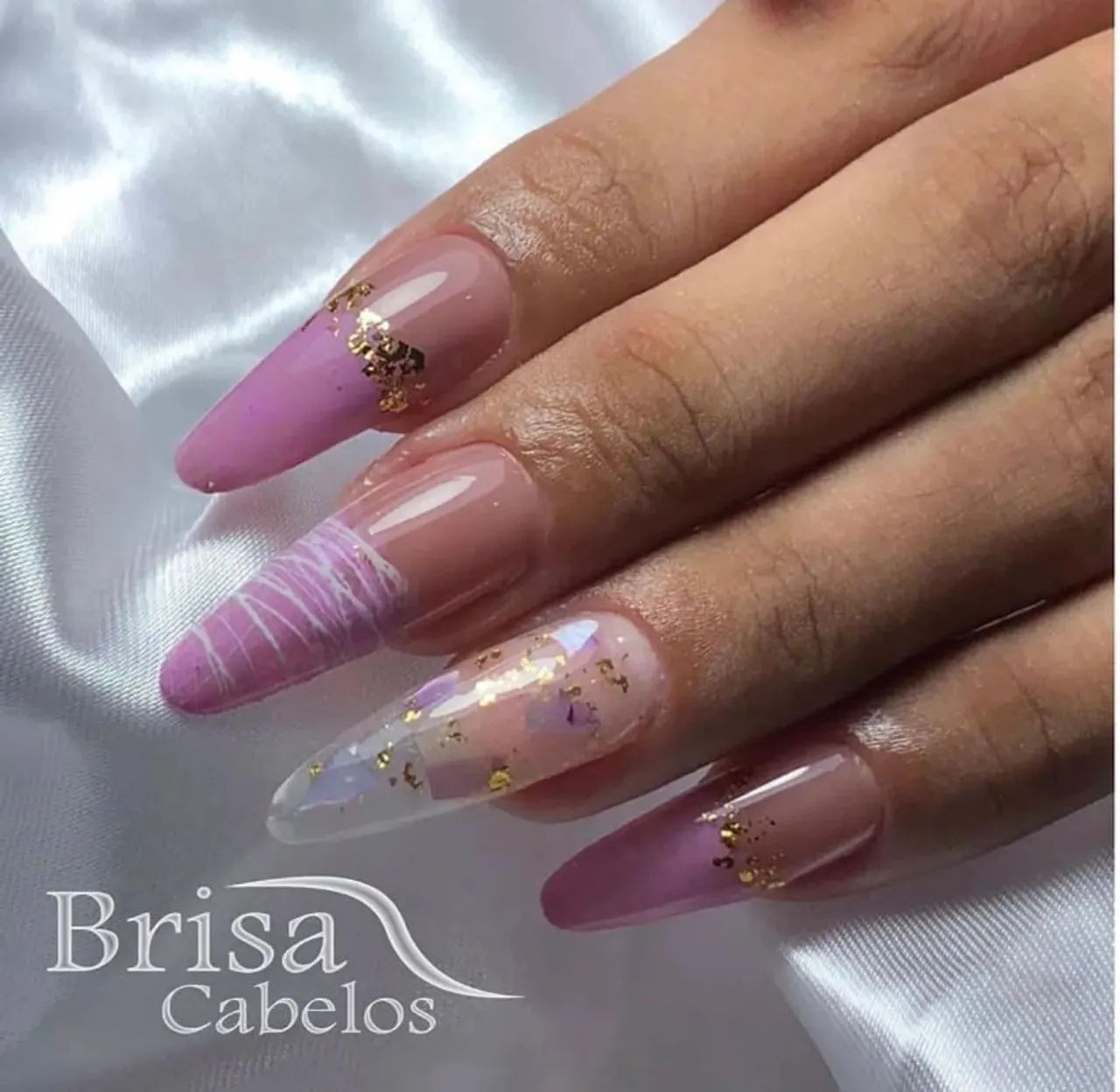 Vaga para manicure 