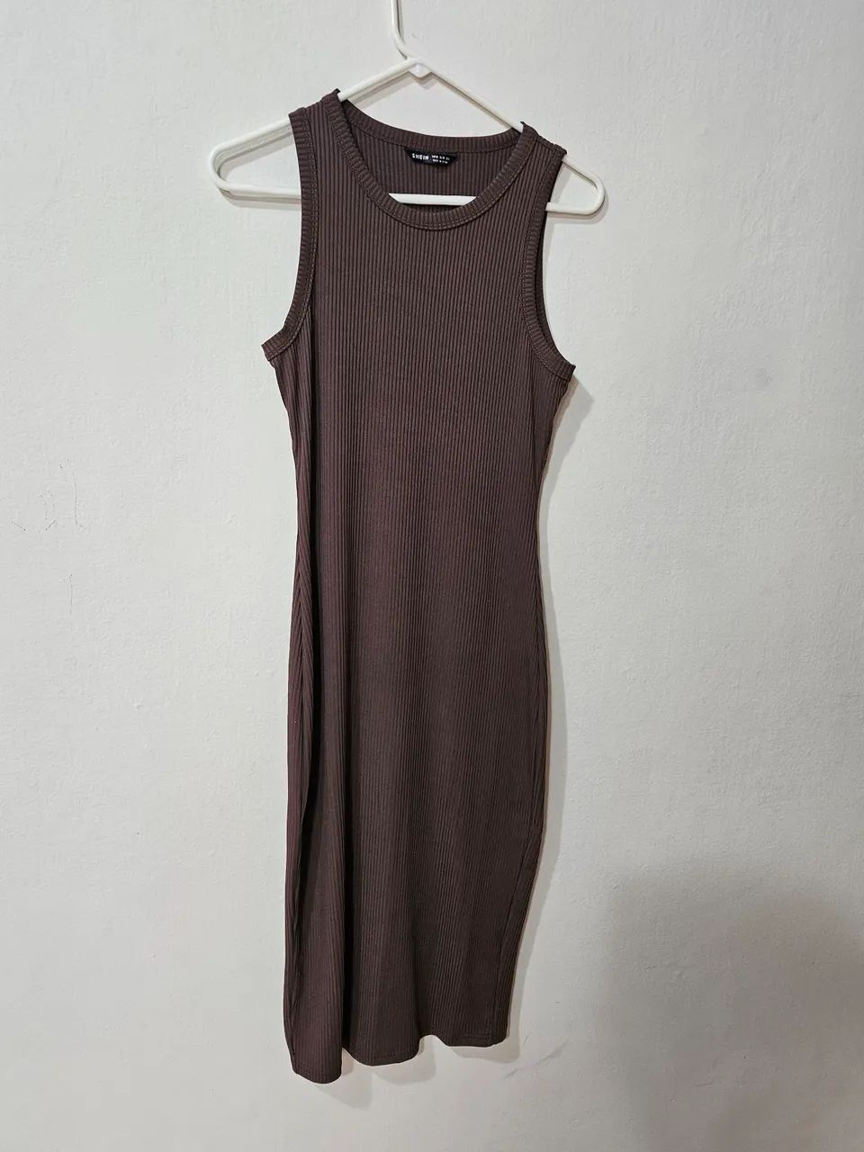 Vestido marrom ajustavel ao corpo