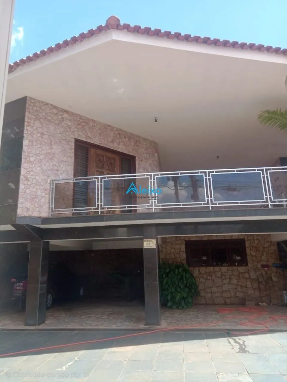 Casa com ampla área de lazer e Edícula