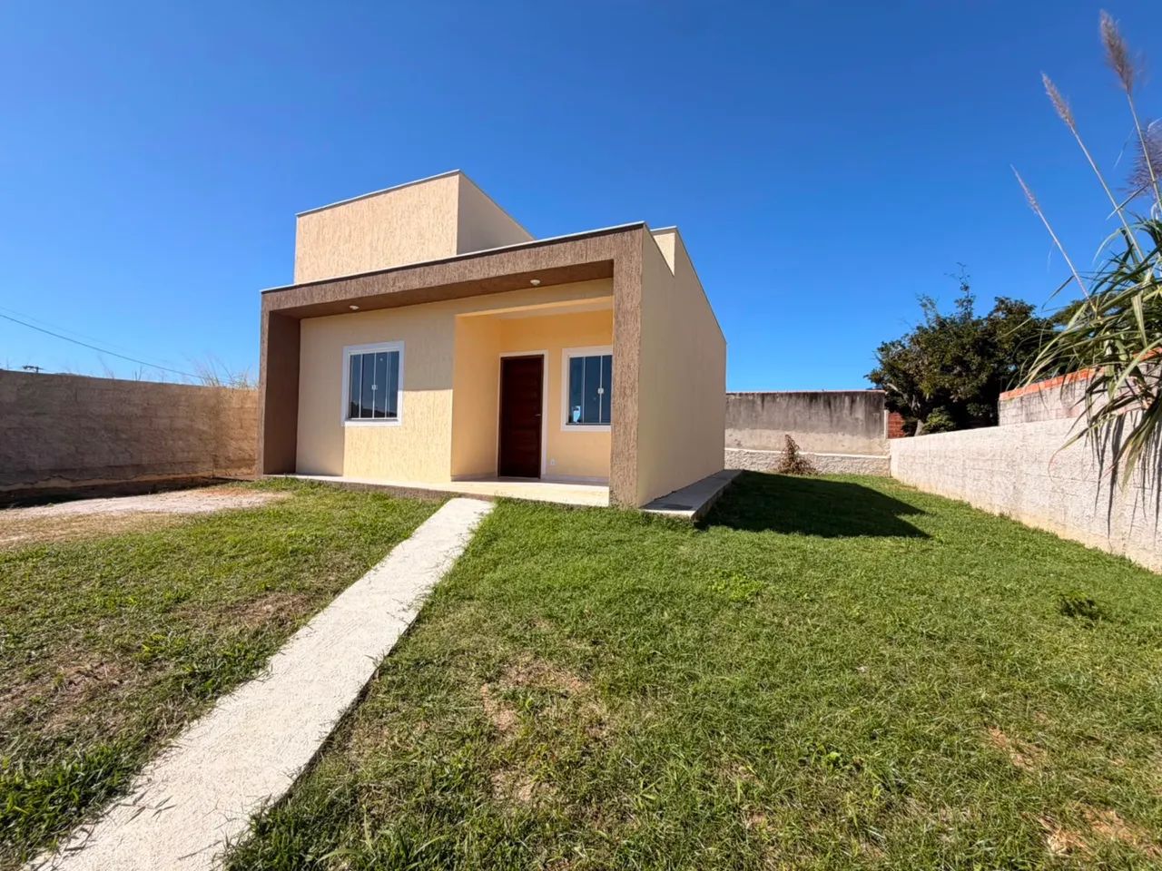 Casa Moderna em Jacaroá com Quintal Gigante
