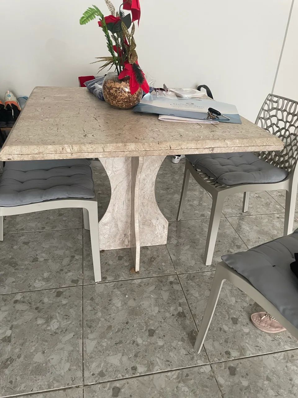 Mesa de mármore com 4 cadeiras  - Foto 2
