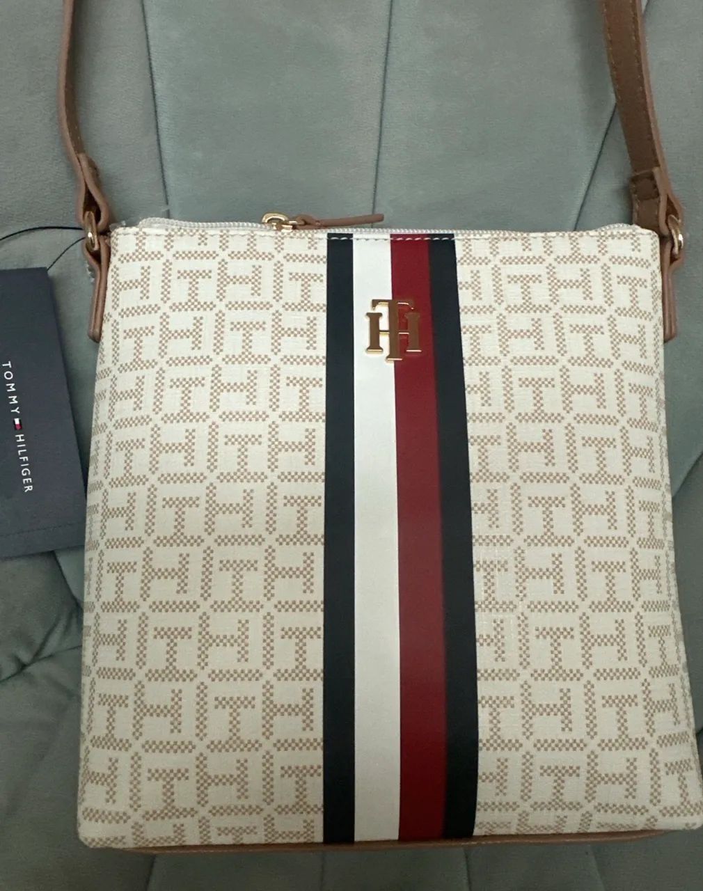 ? Bolsa Transversal Tommy Hilfiger - Elegância e Versatilidade