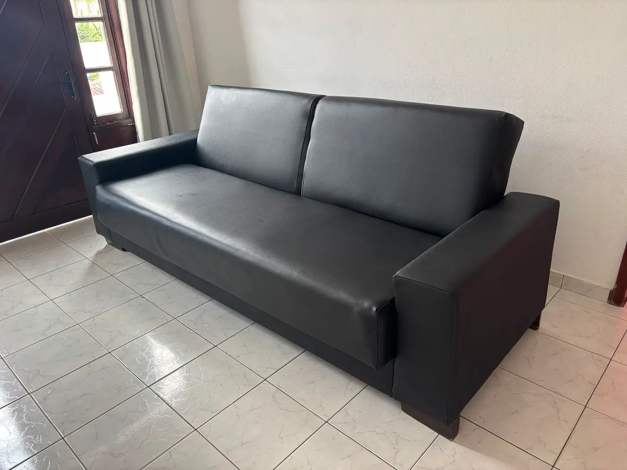 Sofá retrátil 3 lugares couro sintético 