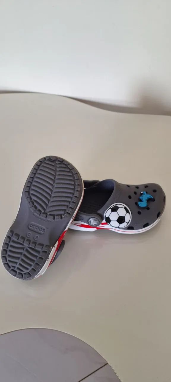 Crocs infantil C8 com acessórios 