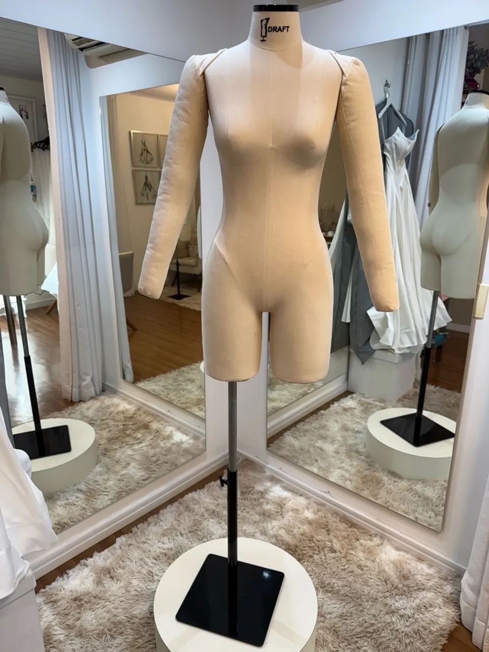 MANEQUIN FEMININO TAMANHO 40 MEIA PERNA COM PÉ DE FERRO + BRAÇOS - DRAFT 