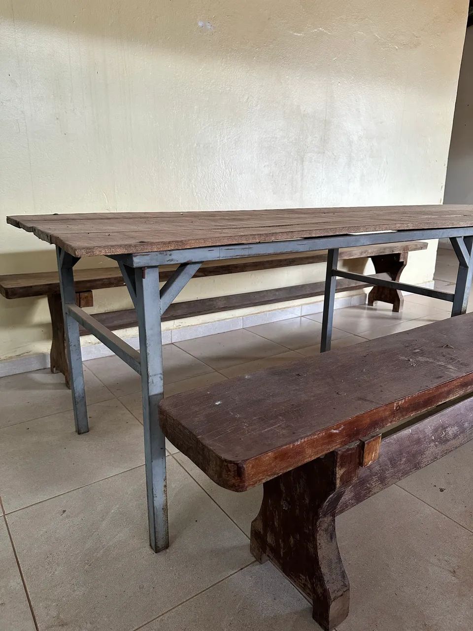 Vendo mesa com bancos de madeira 