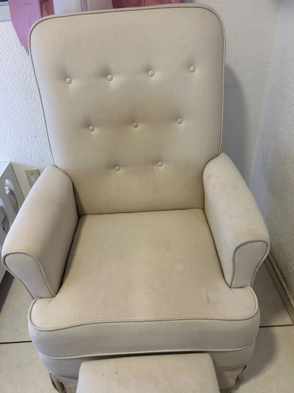 Vendo poltrona de amamentação com descanso de pé e balanço !