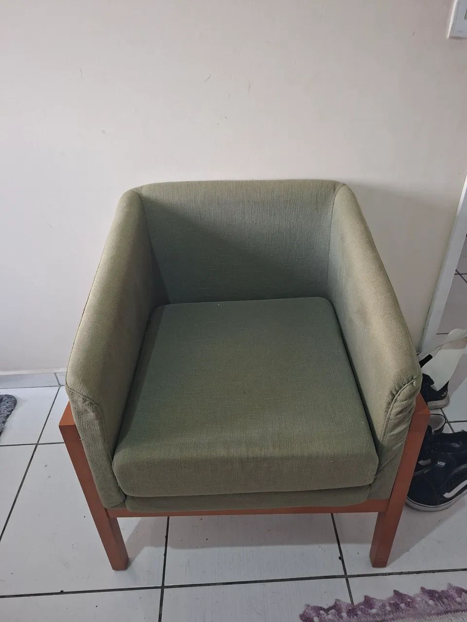 Poltrona Decorativa Verde em Linho com Pés de Madeira Maciça  - Foto 2