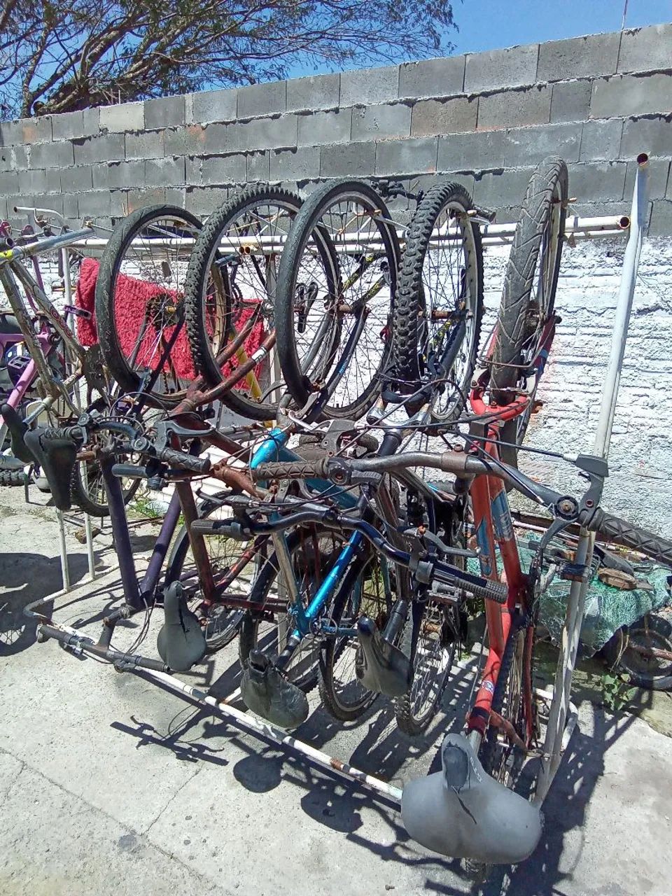 Lote de bicicletas e peças 