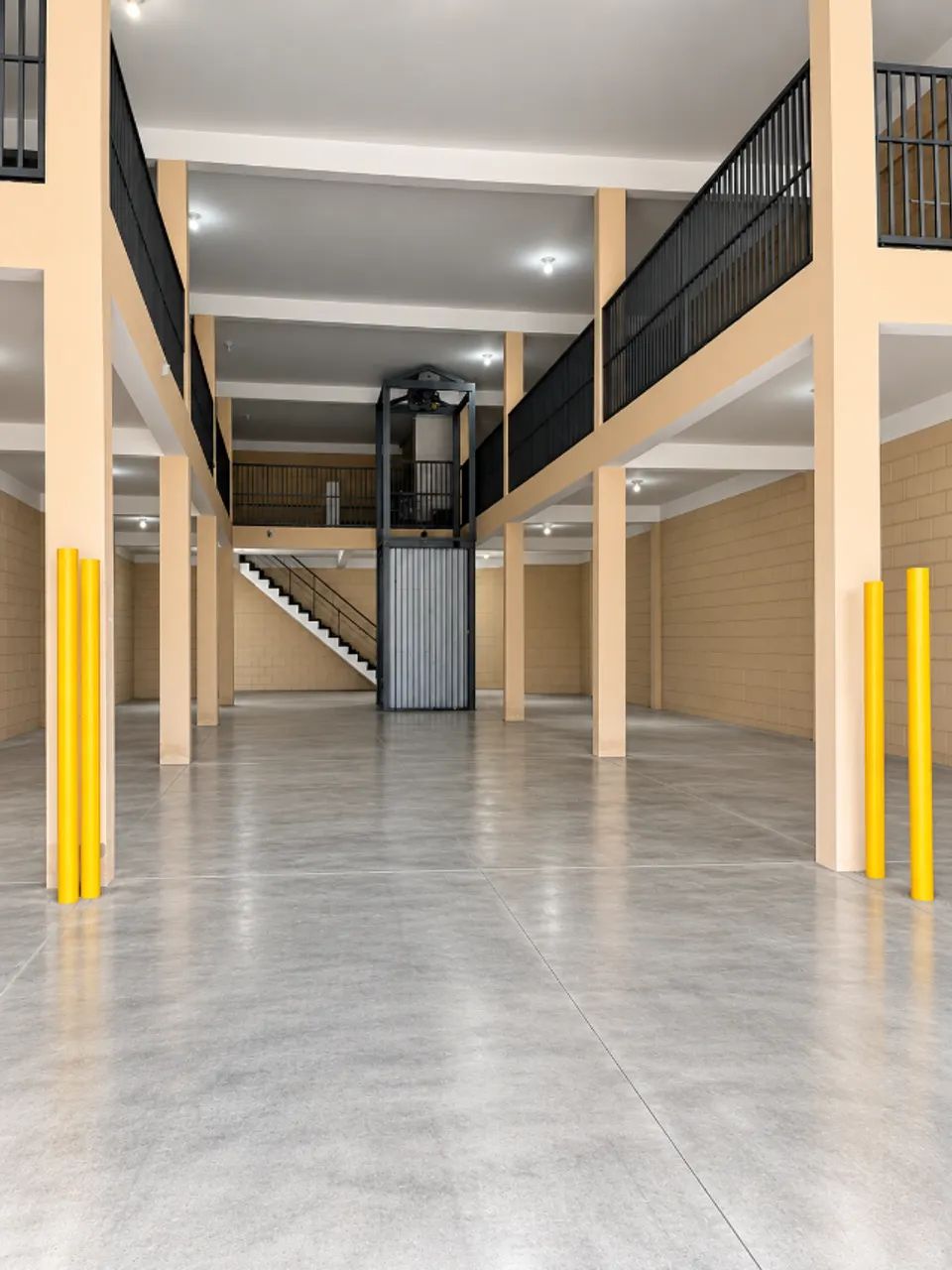 ? GALPÃO 250 M² | ELEVADOR DE CARGA + ESCRITÓRIO | R$ 15.000