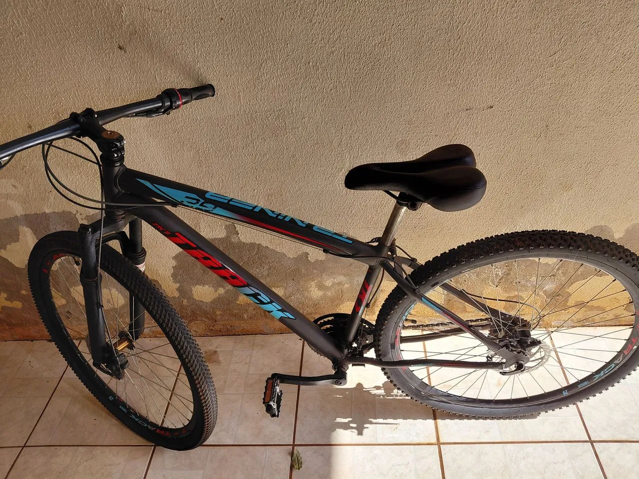 Bicicleta aro 29  precisa regular o freio. 