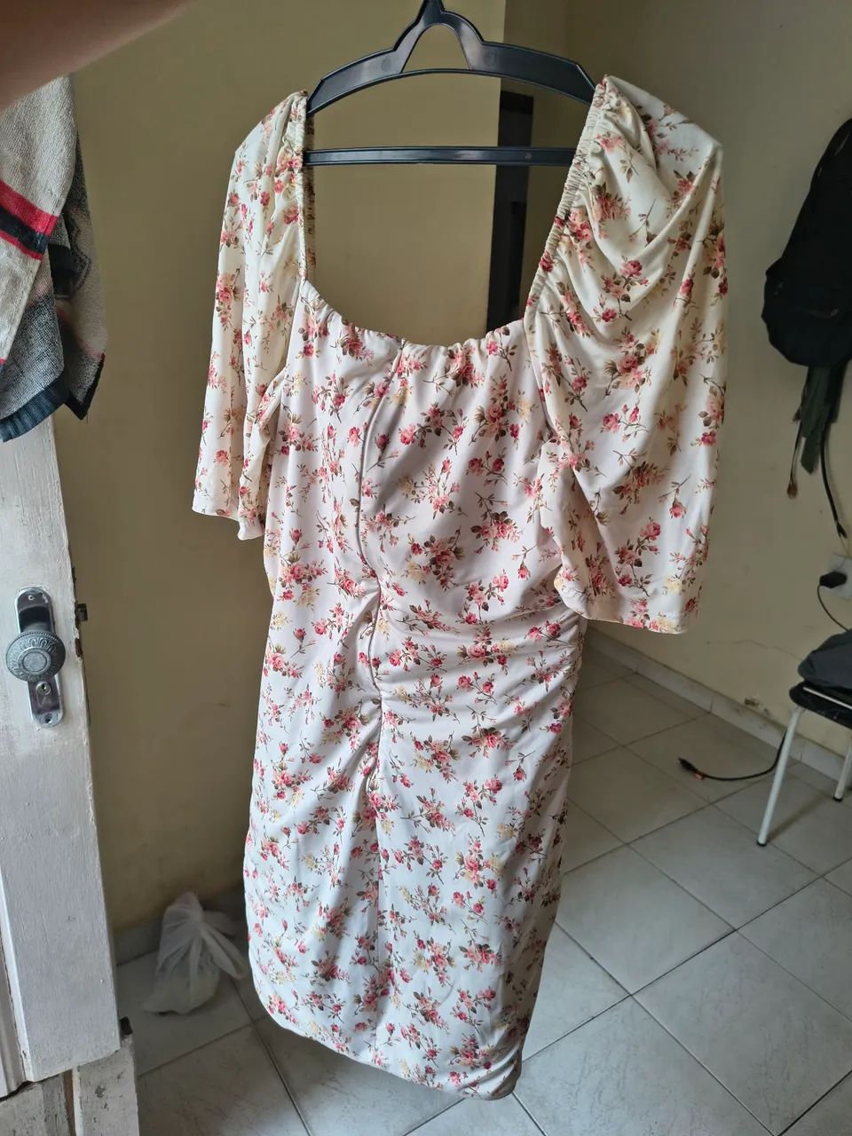 Vestido floral colado com forro - Foto 4