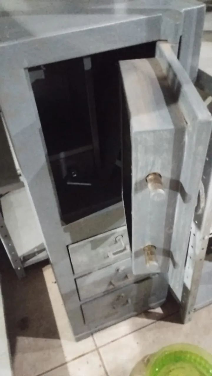 cofre em aço/ ferro