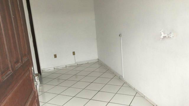 Aluga-se quitinete no bairro iririu .Próximo a curva do nereu - Foto 3
