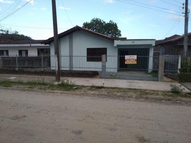 Aluga-se Casa com 03 quartos no Petrópolis