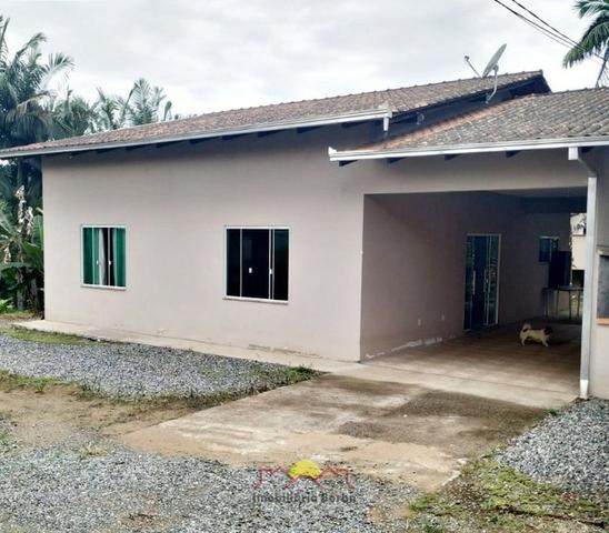 Aluga-se Casa com 03 quartos