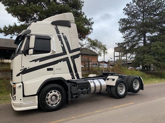 Vendo Volvo Fh 440 ano 2010 Trucado 6x2 Teto Alto manual - Foto 2