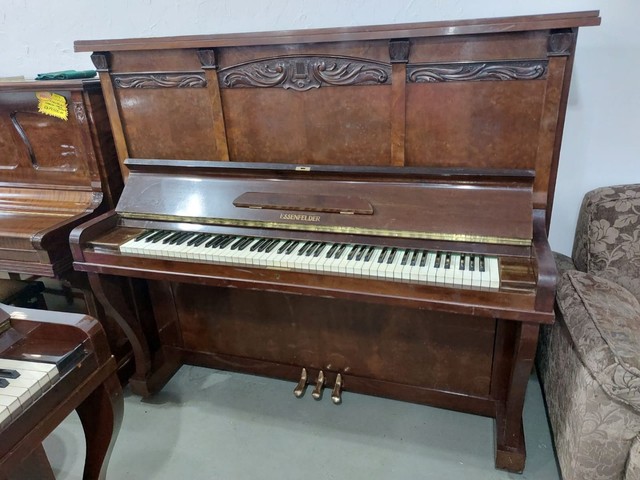 Piano Essenfelder modelos verticais