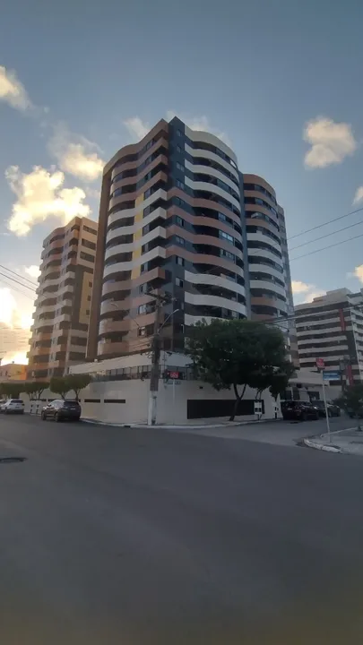 Ponta Verde, amplo apartamento localizado próximo ao Espaço Efucar