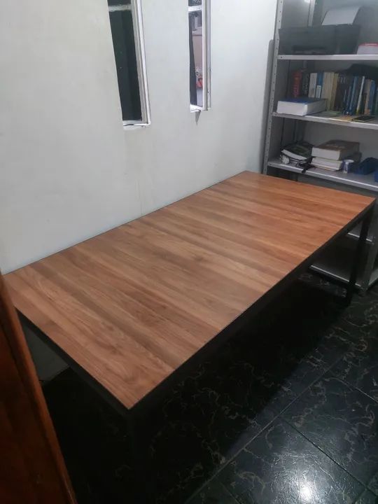 Mesa de madeira com estrutura de metal