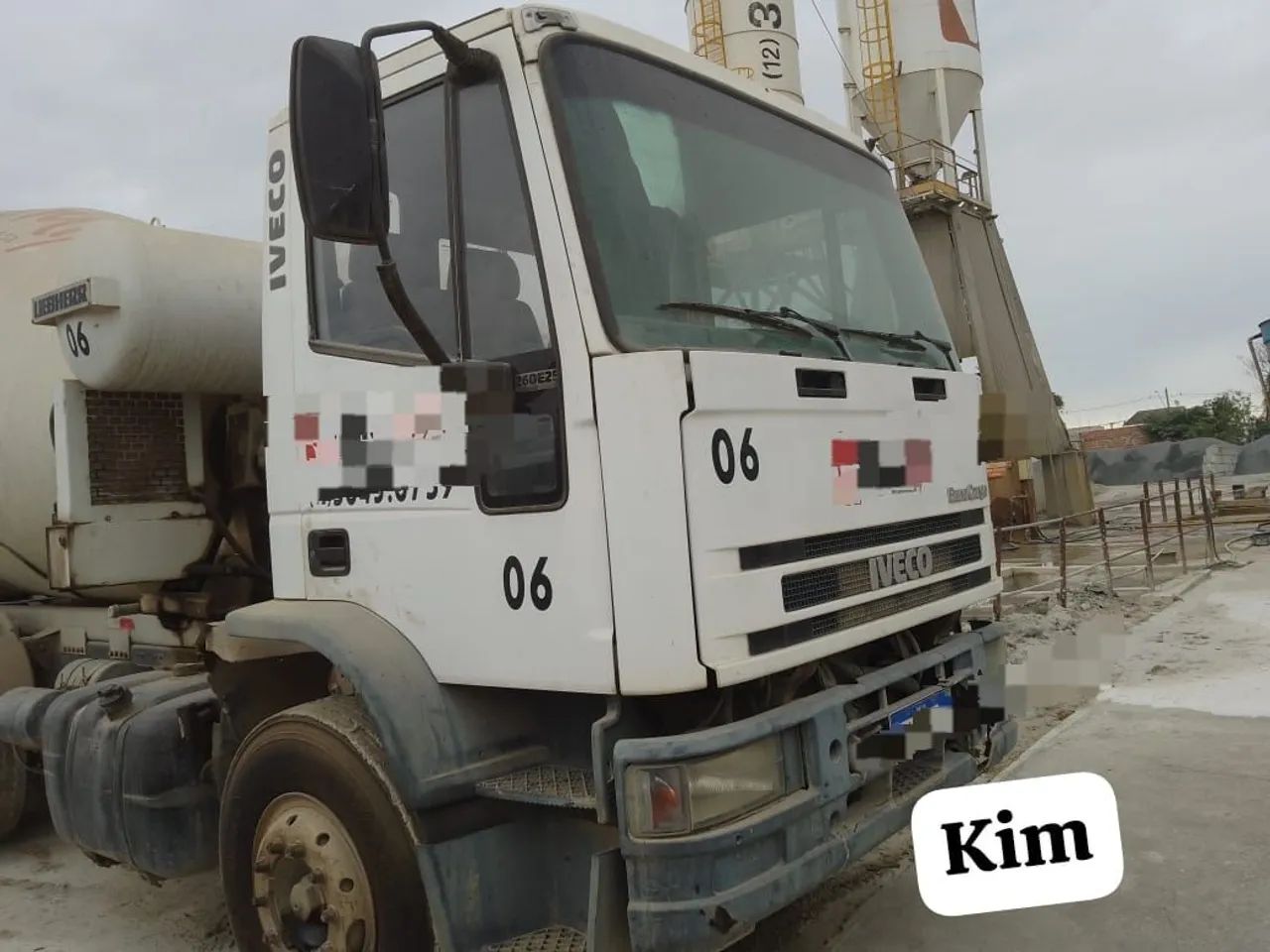 Caminhão traçado 6x4 Iveco 260e25 ano 2011
