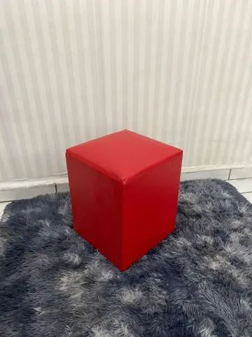 Puff vermelho em Courino para casa ou loja 