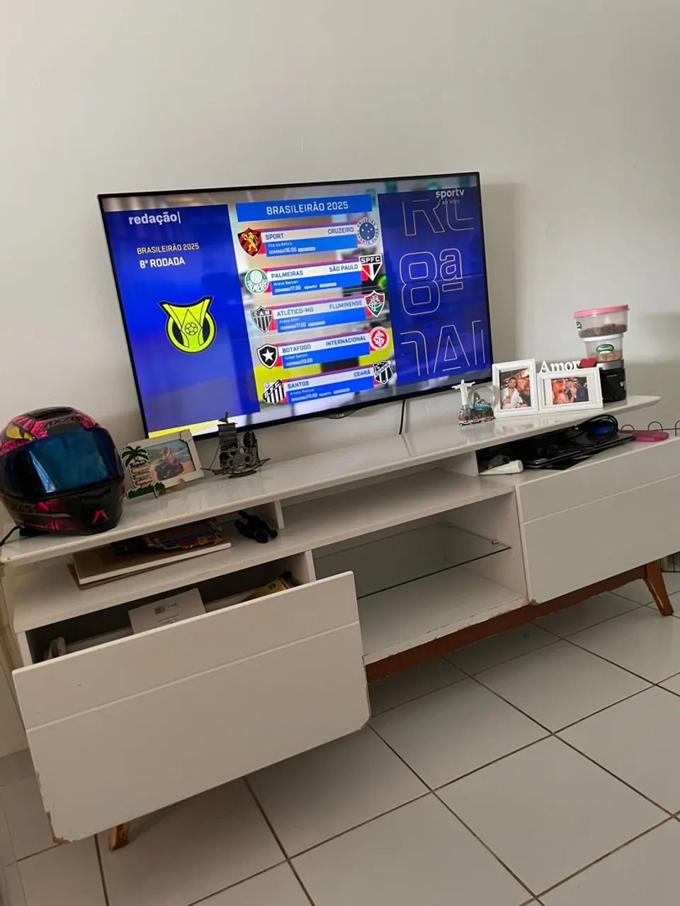 Rack de TV branco com 2 gavetas