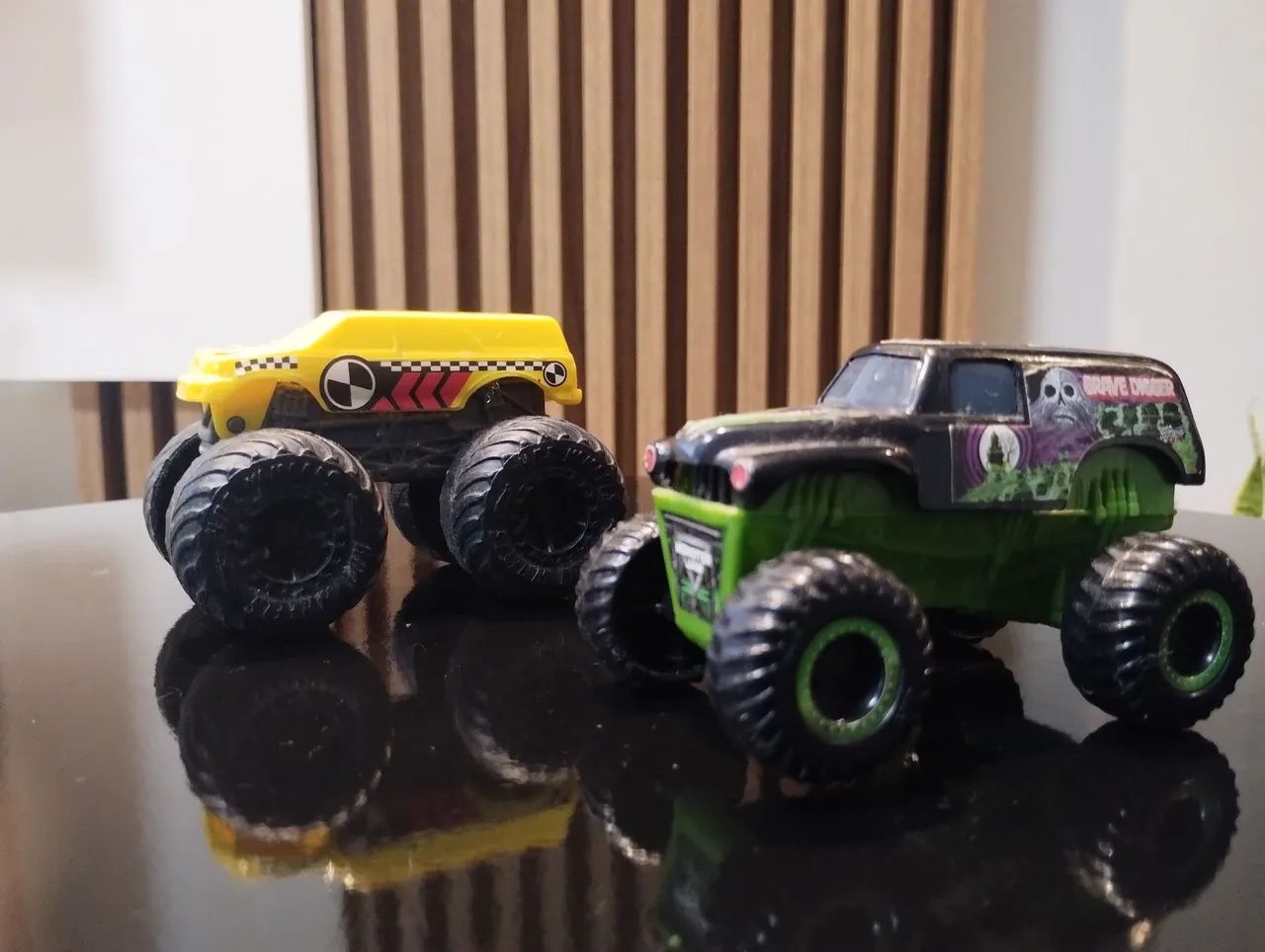 Lista hot Wheels com 2 Monsters trucks  - Foto 4