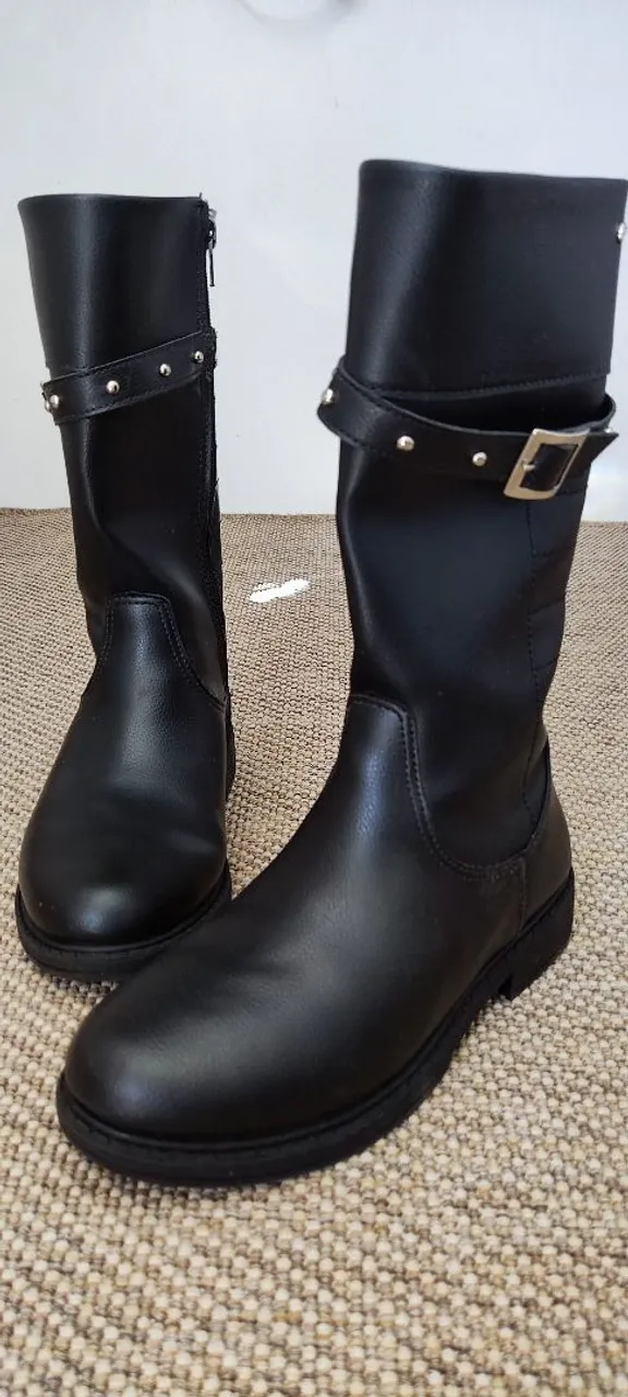 Bota marca Pampili preta tamanho 31 com detalhes