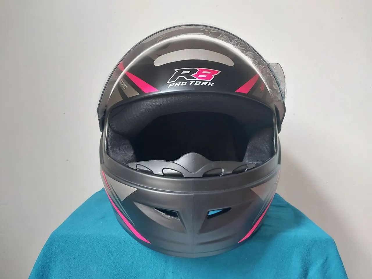 Capacete r8 Novo, Tamanhos disponíveis 56 e 60 - Foto 2