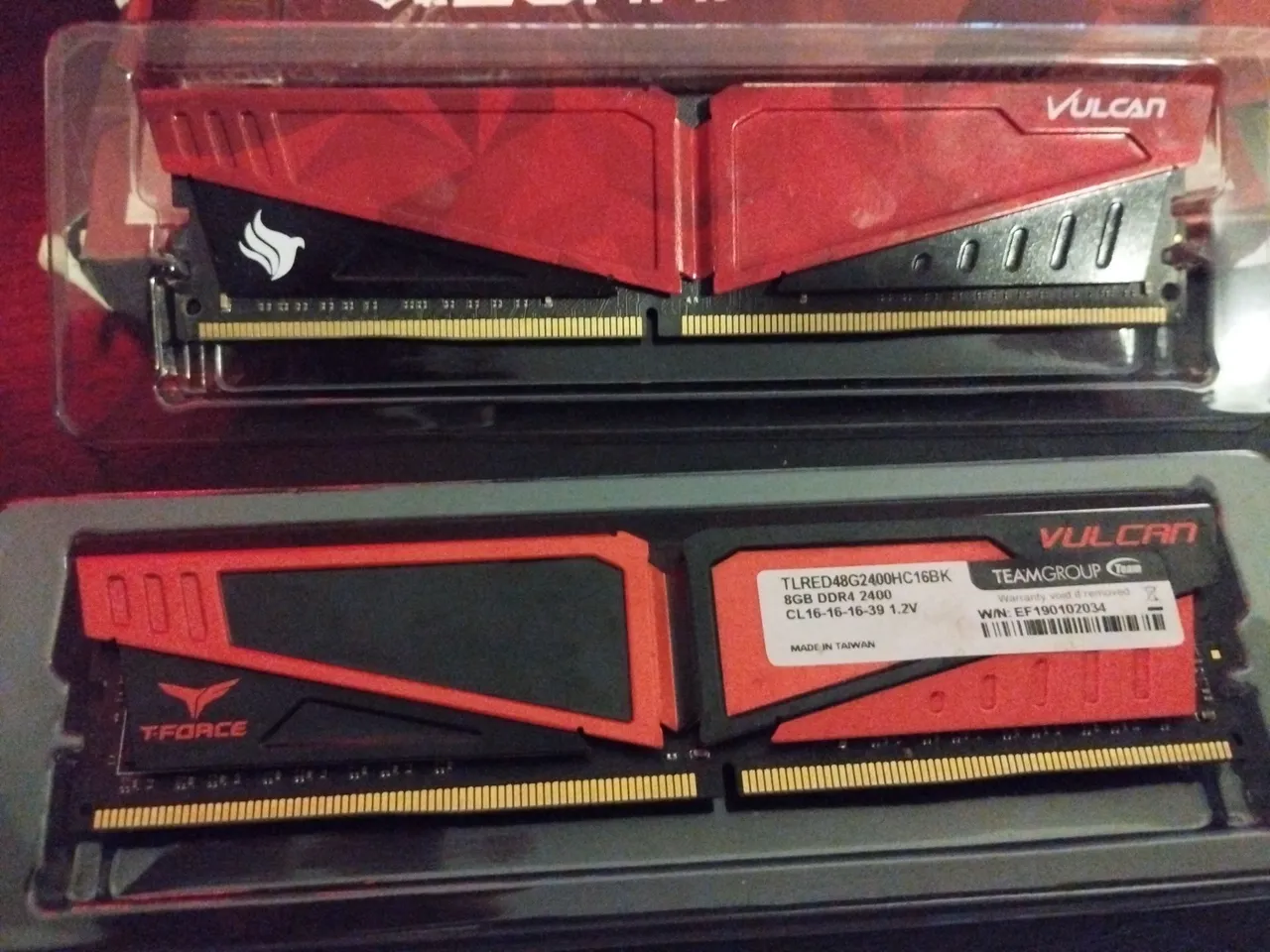  Duas Memória RAM T-Force Vulcan DDR4 8GB 2400MHz