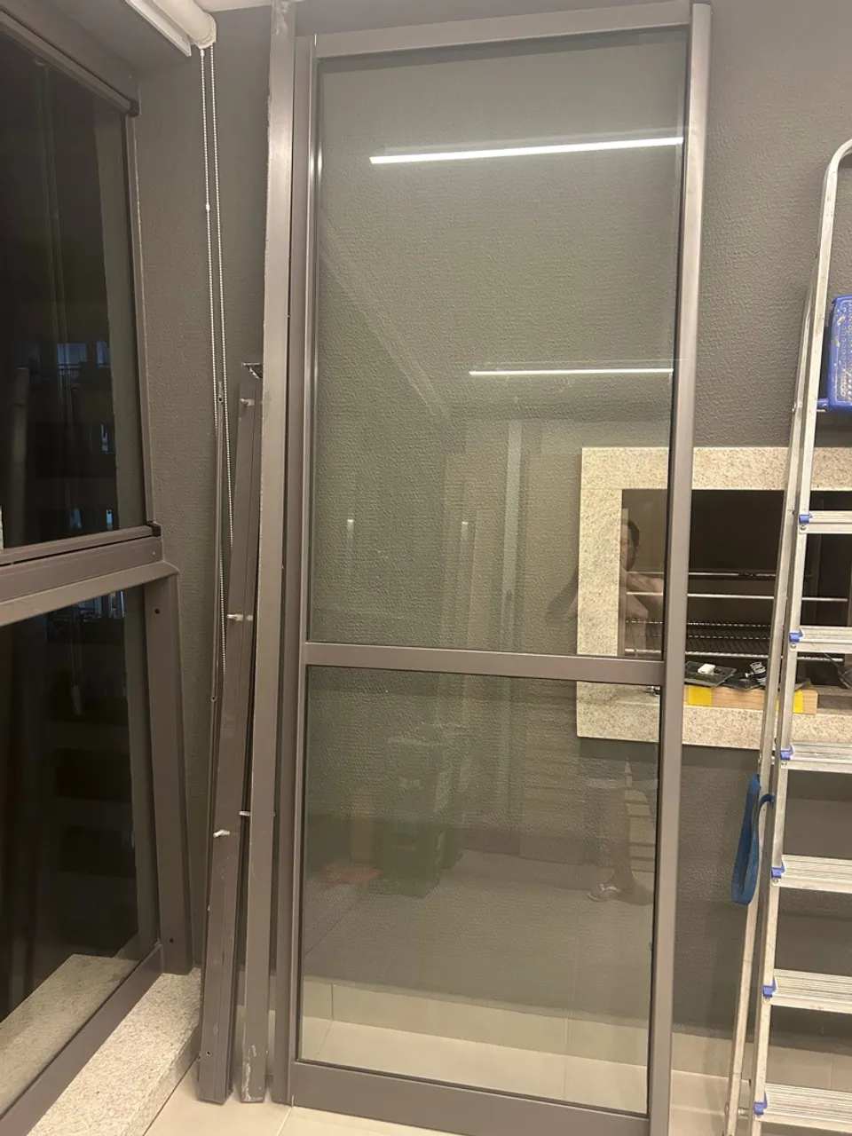 Porta 1 folha de aluminio de correr 87 largura x 2,36 altura com trilhos e batente