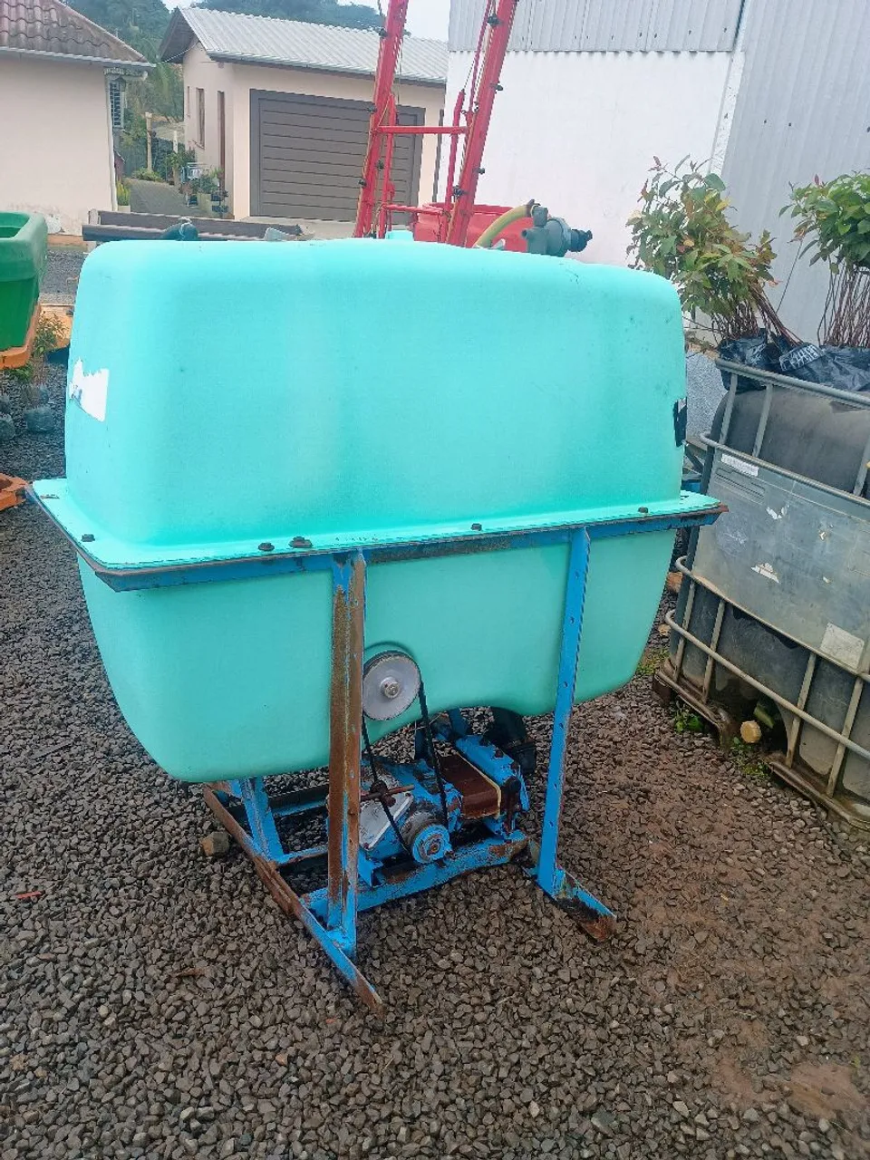 Pulverizador 600 lt sem barras