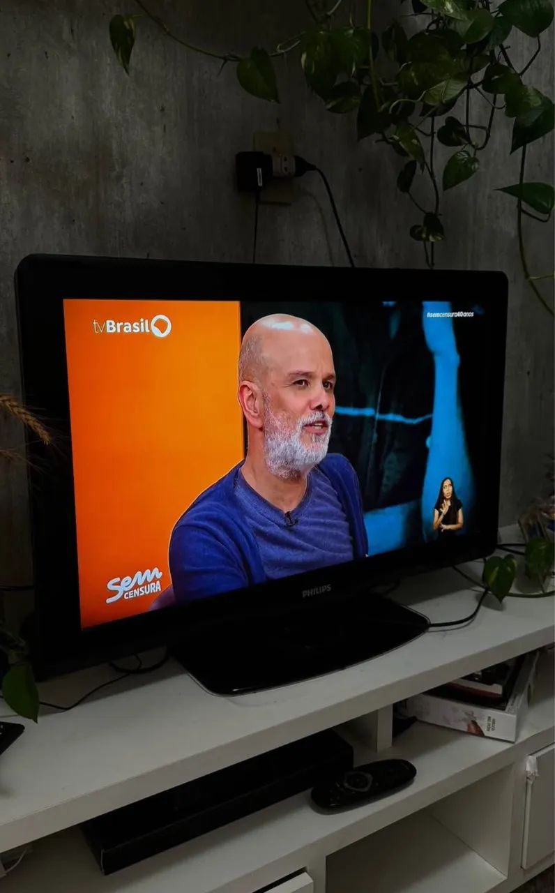 TV Philips 32 polegadas (modelo antigo, por isso aparenta ser bem maior)63824116404609121