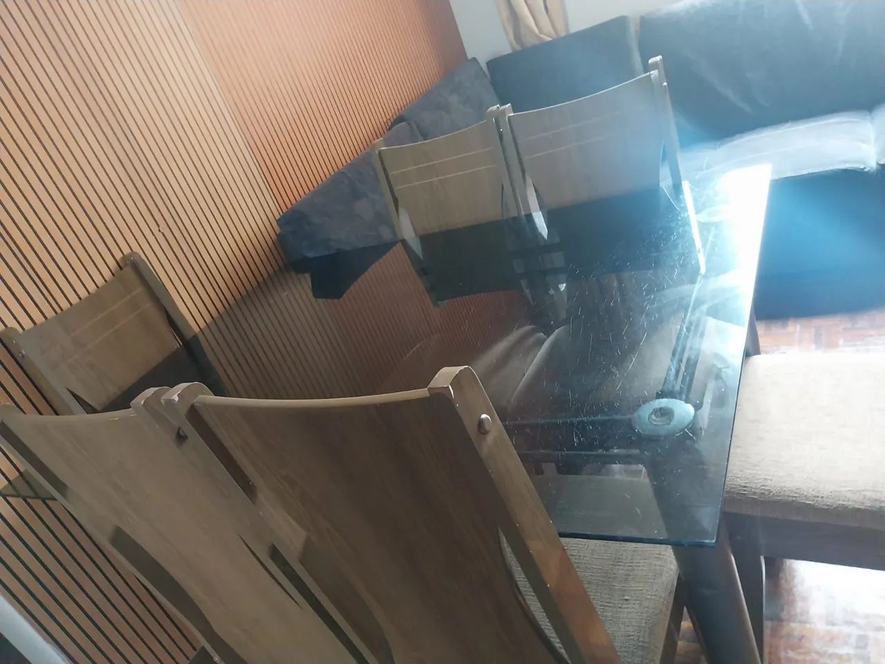 Mesa de Jantar de Vidro com 6 Cadeira acochoadas .Semi nova . Valor 650.00. BARATO.  - Foto 2