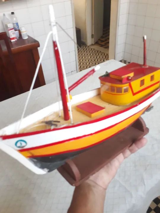 Barco de pesca artesanal em madeira