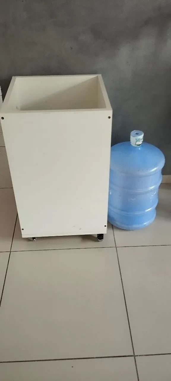 Caixa de madeira com rodinhas 