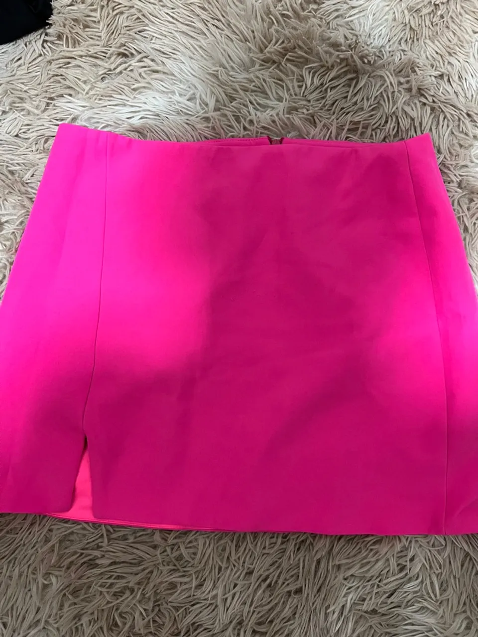 Saia rosa vibrante com fenda lateral Loubucca