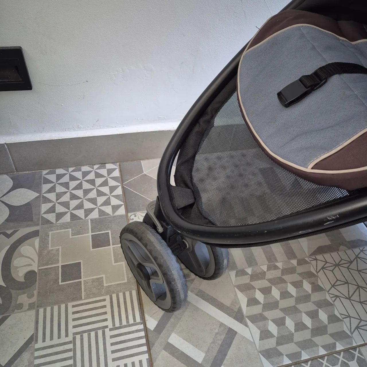 Carrinho de bebê Graco - leve e prático - Foto 3