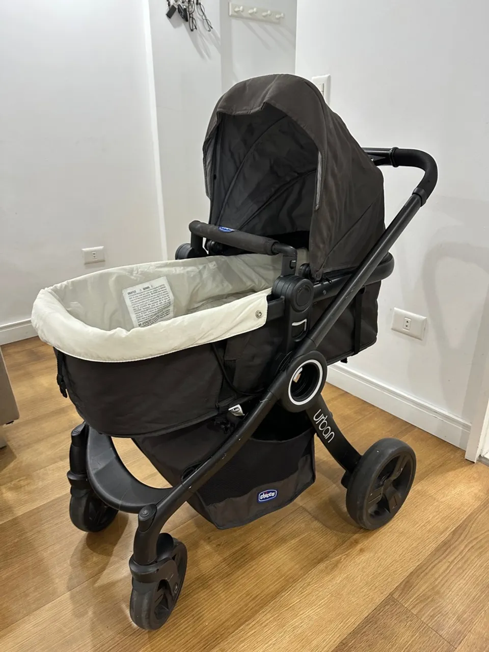 Carrinho Chicco Urban com Moisés + bebê conforto + base carro