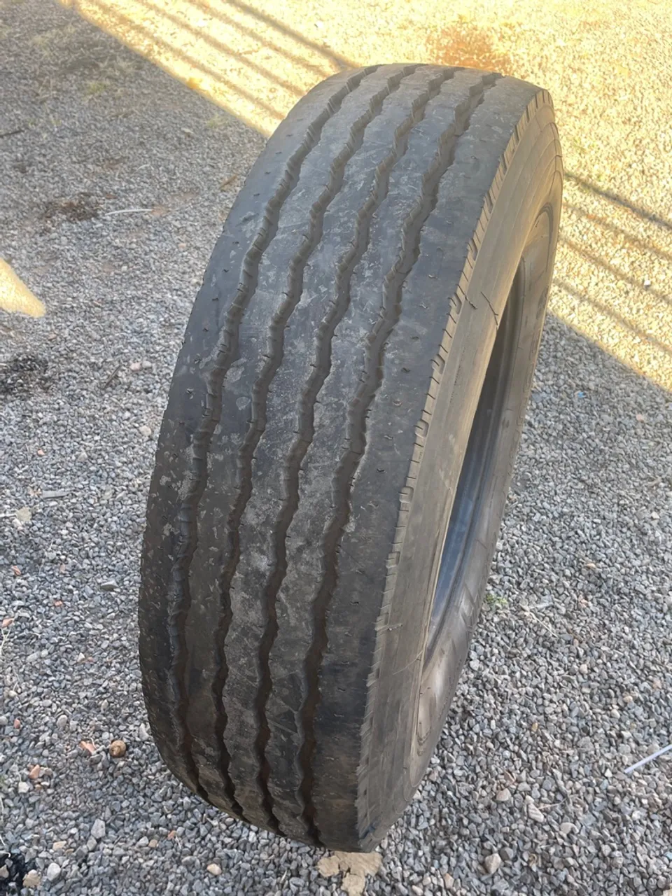 Vendo pneus 275 semi novos e 1 pneus 295 novo