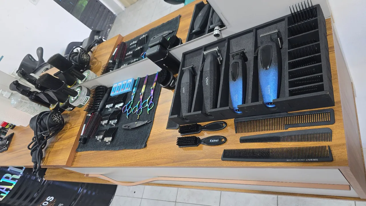 Kit Completo de Barbearia - Máquinas, Pentes e Acessórios