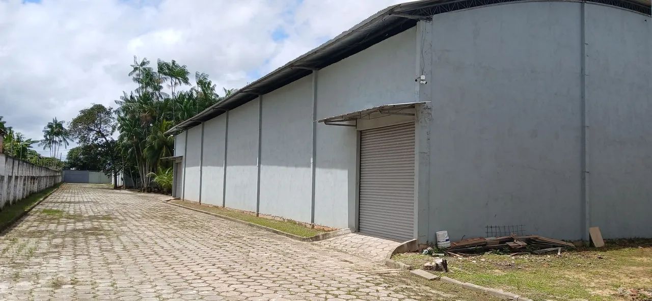2 Galpõoes e escritório com uma área total de 3.920 m² 1 com câmara fria .