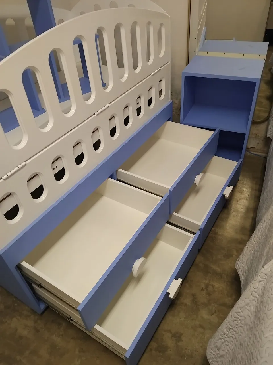 Cama Infantil com Gavetas e Design Divertido
