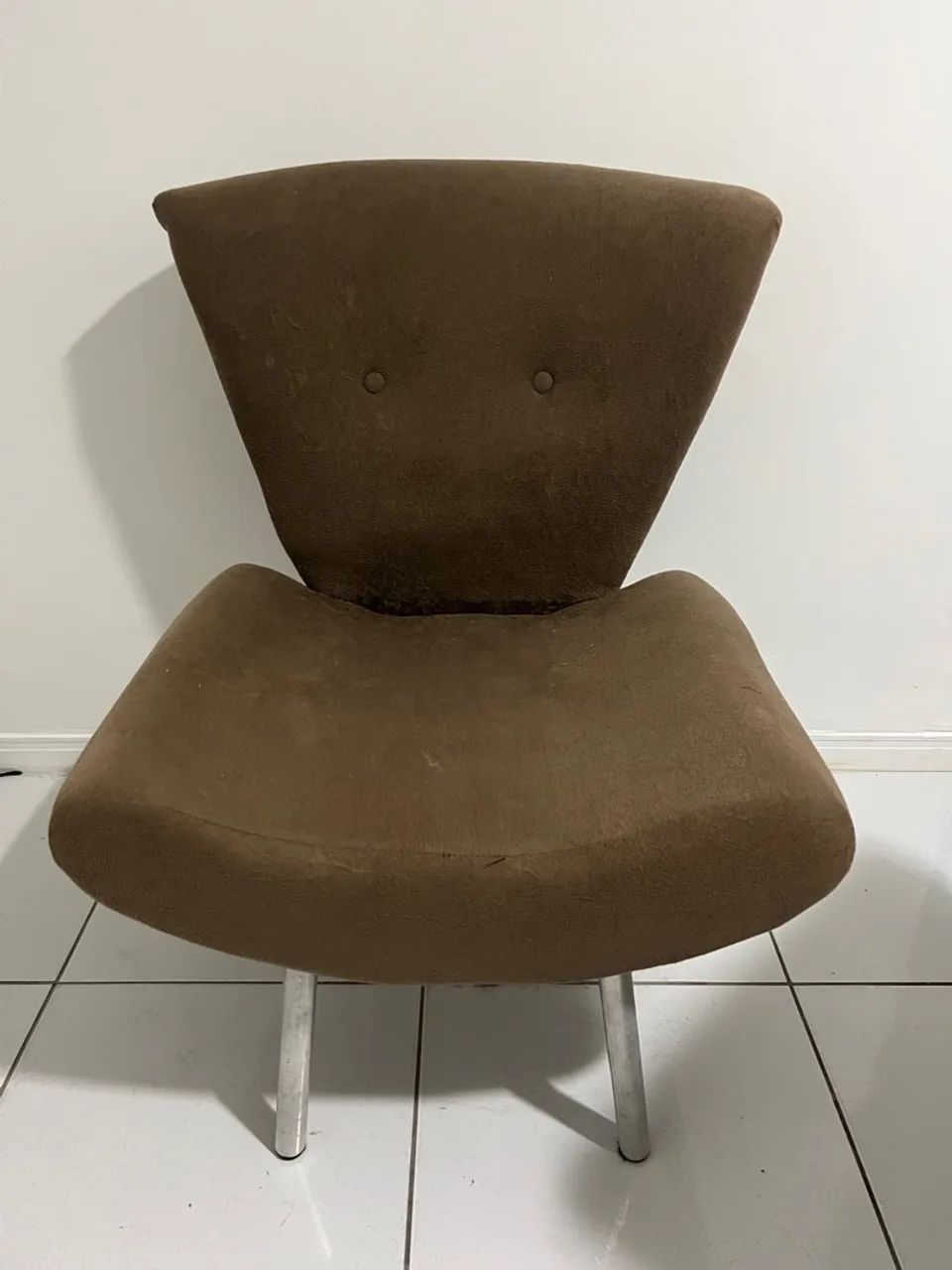 Poltrona moderna em suede marrom